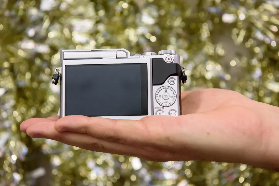 LUMIX DC-GX880: Compact 4K Mirrorless Camera Review_01